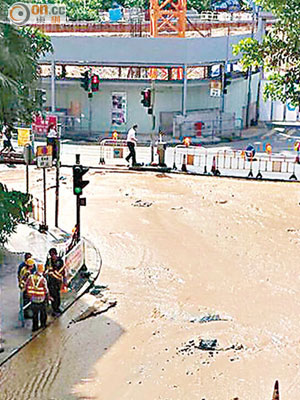 車公廟道再被水淹，恍如急流。（讀者提供）