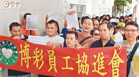 博彩員工協進會成員昨到勞工局請願，要求當局介入處理金沙中國的加薪承諾。