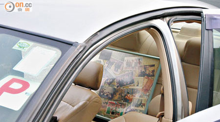 私家車內有貼上多幅舊照片的大相架。（文健雄攝）