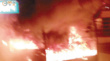 運菜車陷入火海，猛烈焚燒。（讀者提供）
