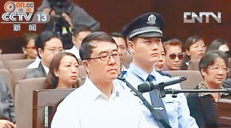 重慶市前副市長王立軍徇私枉法、叛逃、濫用職權及受賄數罪並罰，被判監十五年。