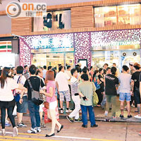 大批受停電影響的住客前晚一度圍商戶，包括翠華茶餐廳。（馮戈攝）