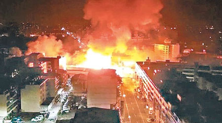 連環爆炸發生後，高雄市區火光熊熊。（互聯網圖片）