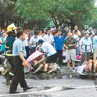 民眾協助安撫及抬走傷者。（互聯網圖片）