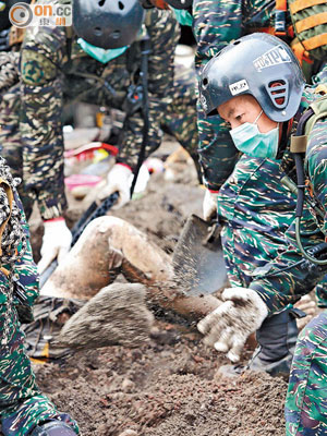 士兵徒手掘出遺體。（本報高雄傳真）