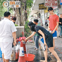 現場附近有消防水龍頭暫時開放供水。