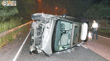 七人車失事翻側，車頭嚴重損毀。（楊日權攝）