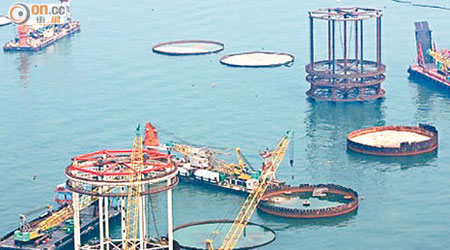香港口岸填海工程採用無浚挖式設計，要在海中安裝多個大型鋼圓筒。