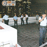 大批警員登上大廈天台調查。（馮裕亨攝）