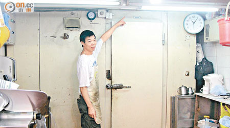 曾先生指凍櫃被鹹水浸濕後，生銹兼冷凍功能大減。