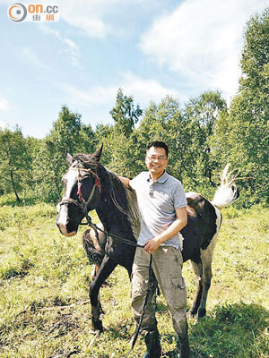 許華傑早前身在黑龍江牧場度假時遭人冒名呃錢。（受訪者提供）