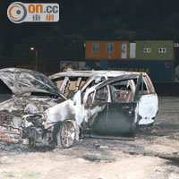 案發後一小時，懷疑與案有關的七人車在元朗被縱火。（楊日權攝）