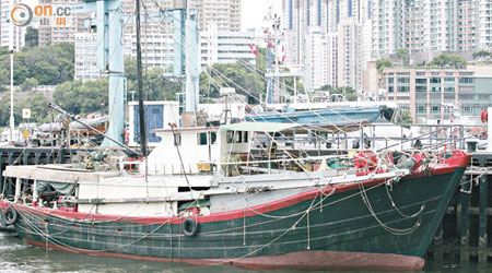 涉案漁船被拖返香港仔水警基地調查。（馬竟峯攝）