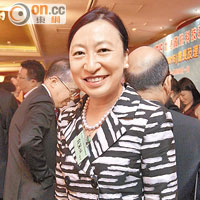 香港會計師公會會長趙麗娟單拖撐場。
