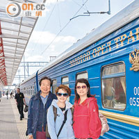 顏吳餘英（右）與丈夫同囡囡顏明秀揀坐火車慢慢探索俄羅斯風情。