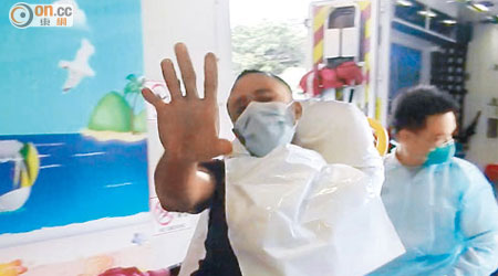 懷疑感染伊波拉病毒的尼日利亞籍男子昨晨送往伊利沙伯醫院。（郭錦良攝）