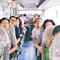 十七名香港團友留在旅遊巴上抗議。（本報深圳傳真）