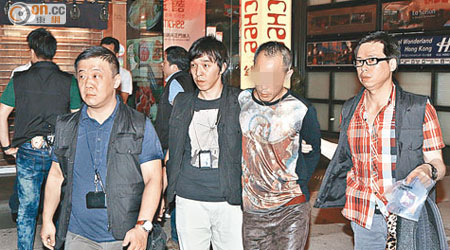 涉嫌藏毒男子（右二）被捕帶署調查。（沈厚錚攝）