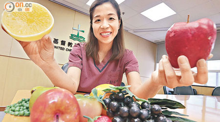 林穎湘表示，每人每日至少應吃兩份水果及三份蔬菜。（蘇文傑攝）
