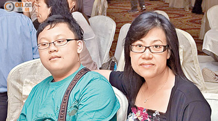 Peggy（右）勞心勞力照顧患有自閉症的兒子（左）二十多年。