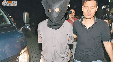 警方在采文樓拘捕一名疑與案有關男子。