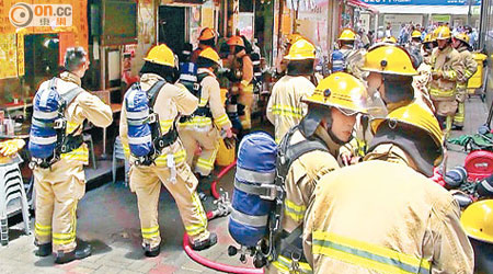 大批消防員在起火茶餐廳調查。（陳展鴻攝）