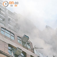 茶餐廳廚房起火，冒出大量濃煙攻向附近大廈。