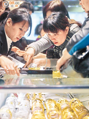 內地旅客來港搶購奢侈品的熱潮不再，香港經濟增長持續放緩。（資料圖片）