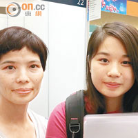 吳太（左）陪女兒到教育展，希望能報讀排名較高的院校。
