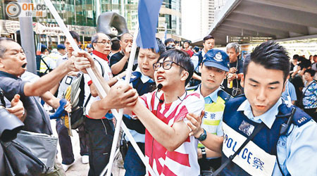香港人優先成員一度與其他抗議團體對罵，被警員帶離現場。（梁鵬威攝）
