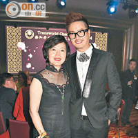 仁濟醫院主席蘇陳偉香（左）對於設計師何國鉦為晚宴帶來的華麗時裝騷讚不絕口。