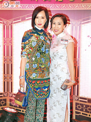 仁濟醫院副主席嚴徐玉珊（右）與珠寶收藏家顧紀筠着上精緻中式服裝，與晚宴的中國式布置呼應。 （溫國佳攝）