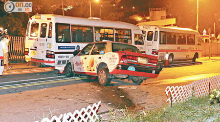 肇事的士最後撞向一輛停泊路旁的非緊急救護小巴。（梁國雄攝）