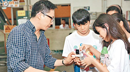 顏志永（左一）率領一批學生到韶關，講解玩具製作工序。（受訪者提供）