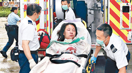 一臉蒼白的女傷者由救護車送院。（黃永健攝）