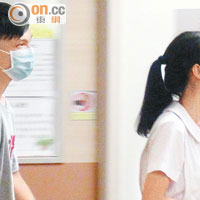 女傷者多名同學到醫院探訪。 （林明強攝）