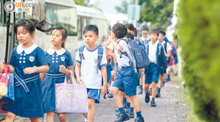 九龍塘宣道小學約二百名學生參觀新界東南堆填區，家長被迫簽署「生死狀」，引發不滿。