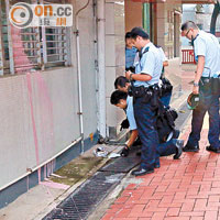 東頭邨茂東樓屋邨辦事處被淋油，警員到場調查。（麥少峰攝）