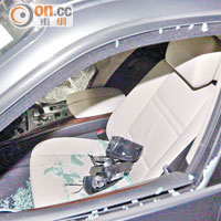 前座乘客位車窗玻璃被擊碎，零件跌落座位上。