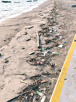 龍鼓灘滿布垃圾，幾乎覆蓋整個海灘。（讀者Michael Chan 提供）