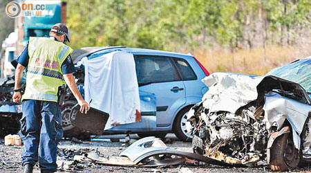 兩架涉事車輛損毀嚴重。