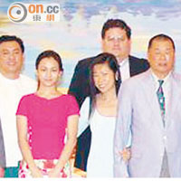 Mark Simon（後）曾陪同黎智英及其家人到訪緬甸。
