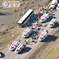 旅遊巴在高速公路剷壆失事，大批救援人員趕到現場。