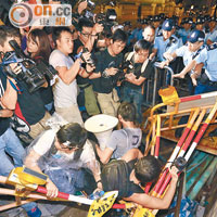 部分示威者深夜由政總遊行向灣仔君悅酒店時，多次衝擊警方防線。（陳章存攝）