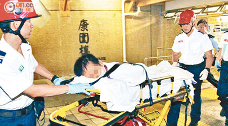 被捕男子綁在擔架床上送院治療。（胡德威攝）