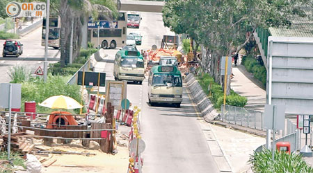 鳴琴路近田景邨快線及慢線均有道路工程，車輛常要切線。