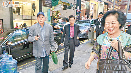 黎智英（左起）、李柱銘和陳方安生等人，在中環雲咸街落車去吃飯。