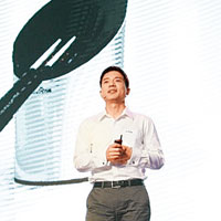 百度董事長李彥宏在百度世界大會上介紹筷搜功能。（互聯網圖片）