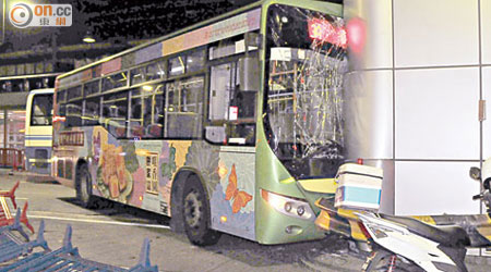 涉事巴士撞向石柱，車頭嚴重損毀。
