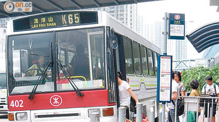 港鐵K65接駁巴士車長於乘客下車期間關門。